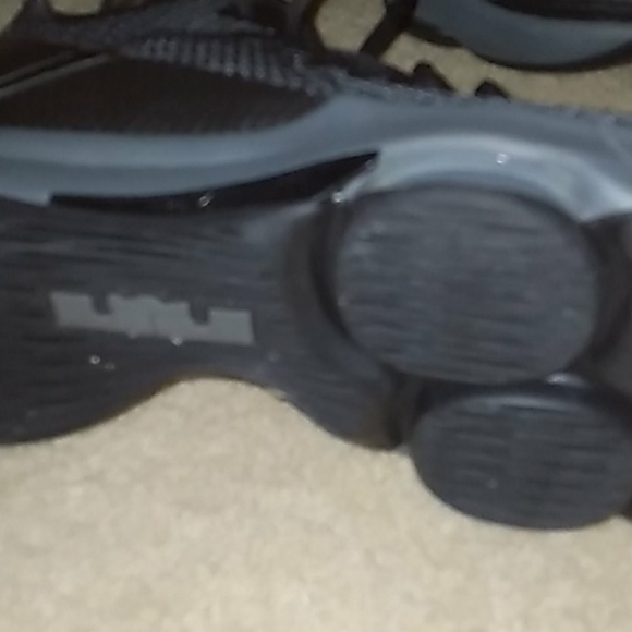 Lebron witness 4 shoes, clothing, and 3 ps4 games - Picture 11 of 12